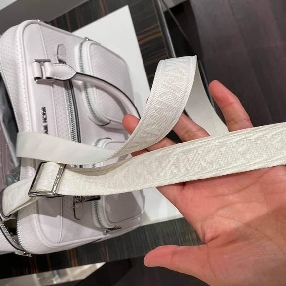 Michael Kors white Hanover bag, crossbody or regular carry. - Picture 2 of 7